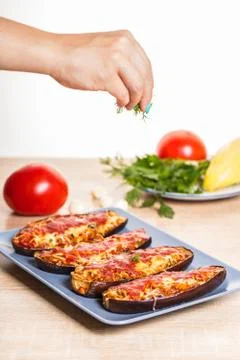 The chef sprinkles herbs Foto stock