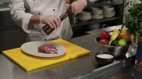 Chef sprinkling portion of ribs with spices, medium shot Vídeos de archivo 66076678
