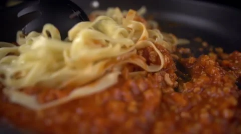 Chef stirring spaghetti and sauce 库存影片 64747513