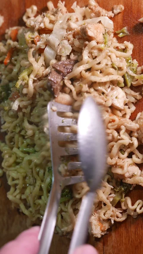 Chef stirring yakisoba on a table. Steam rises from the pasta. Hot food Video stock 345939043