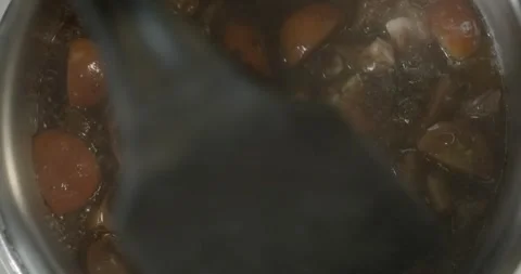 Chef stirs tomatoes with a spatula. Boiling spiced tomato sauce in a saucepan Vidéo 247642189