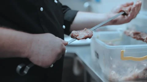 Chef stringing meat on a skewer Vídeo Stock 67901027