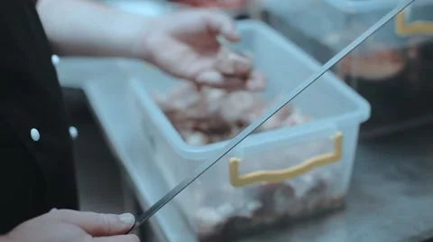 Chef stringing meat on a skewer Vídeo Stock 67901240