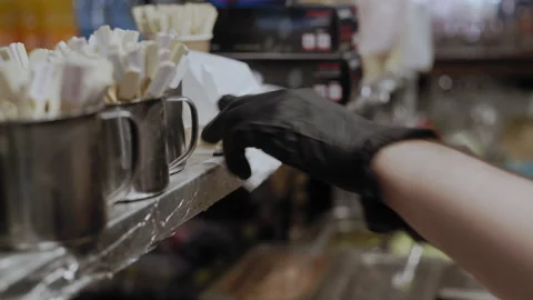 Chef Takes Out Order receipt Before Cooking Vidéo 307084613