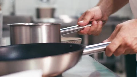 The chef takes a pot to prepare the dish Vídeo Stock 158982074