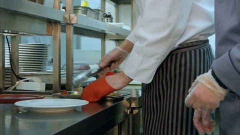Chef teaching cook trainee how to serve the cooked dish properly Vídeos de archivo 72324860