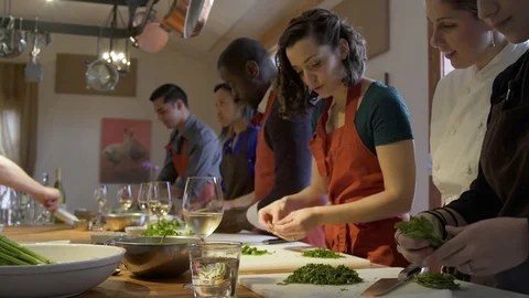 Chef teaching students about parsley 스톡 동영상 77081627