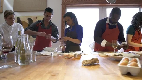 Chef teaching students how to work with seafood 動画素材 77081688