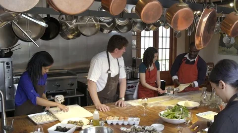 Chef teaching students how to work with dough roller 스톡 동영상 77081809