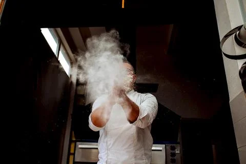 Chef throws flour and cocoa Foto stock