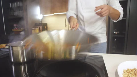 Chef Throws Up Fried Vegetables In Hot Wok At Kitchen. Man Cooking Asian Food. Vidéo 142818021