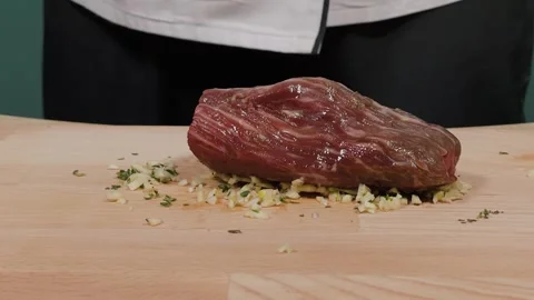 The chef throws the meat onto the spices 库存影片 306804116