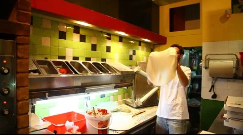 Chef throws pizza dough in the air MRL Видео 910596