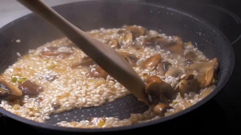 Chef throws the risotto with mushrooms in a pan 動画素材 103631471