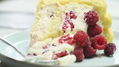The chef tries from raspberry charlotte cake. Vídeos de archivo 169798337