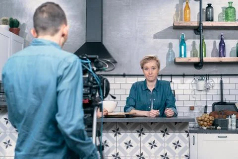 Chef TV presenter in the kitchen Foto stock