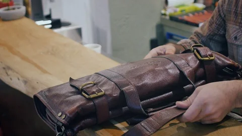 Chef unfold leather chef's case. Vídeo Stock 125034911
