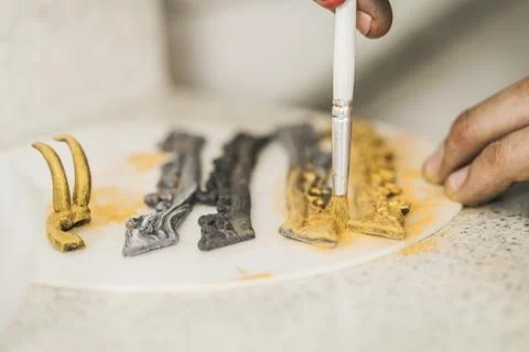 Chef using a brush to decorate some elements to garnish of a cake Foto stock
