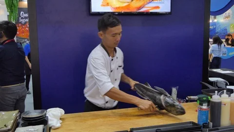 Chef using knife was slice big fish in sea food market Stock-Footage 110947806