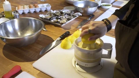 Chef using a lemon squeezer machine 動画素材 77081813