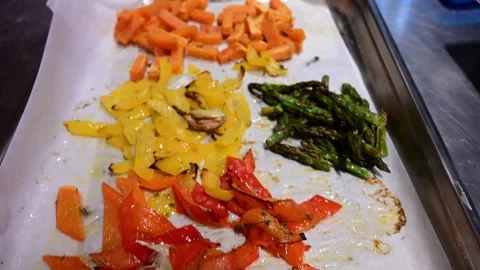 Chef using roasted vegetables as side dish Vidéo 327580693