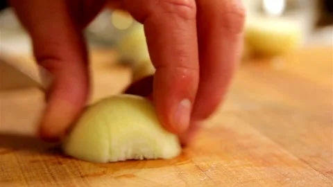 Chef using sharp knife to finely chop white onion Stock-Footage 333829035