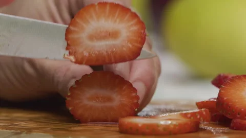 Chef using small knife to slice through juicy strawberry - extra closeup Vídeo Stock 341204661