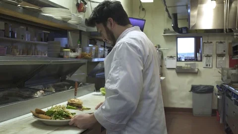 Chef working in a commercial kitchen 動画素材 77095187