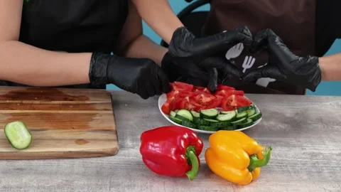 Chefs Arranging Fresh Vegetable Platter with Tomatoes and Cucumbers in Kitche Vidéo 346111579