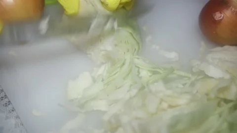 Chef's hand cuts cabbage on a cutting board with a knife Vídeos de archivo 231324783