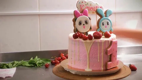Chef's hand decorating biscuit cake with strawberry, cherry and mint. Timelapse. Video stock 79639364