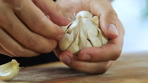 Chef's hand pulling out garlic cloves Stock Footage 100341993