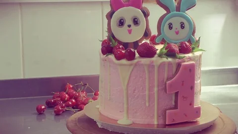 Chef's hand turning the cake on the tray. Stock-Footage 79673107