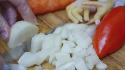 Chef's hands cut onions on a cutting board, for making budget soup, top view Vídeos de archivo 223524165