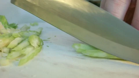Chefs hands cutting a fresh green celery leaf. Vídeos de archivo 80115832