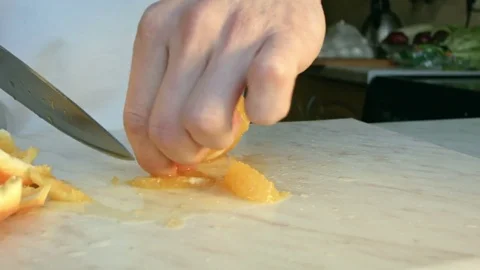 Chefs hands cutting a fresh orange. 動画素材 80189375