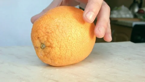 Chefs hands cutting a fresh orange. Vídeo Stock 80471549