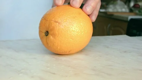 Chefs hands cutting a fresh orange. 動画素材 80471551