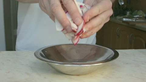 Chefs hands cutting a fresh radish. Vídeo Stock 80073844