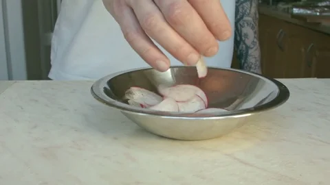 Chefs hands cutting a fresh radish. 動画素材 80073965