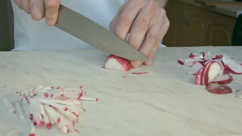 Chefs hands cutting a fresh radish. Vídeo Stock 80074229