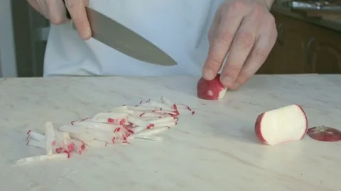 Chefs hands cutting a fresh radish. Vídeos de archivo 80074333