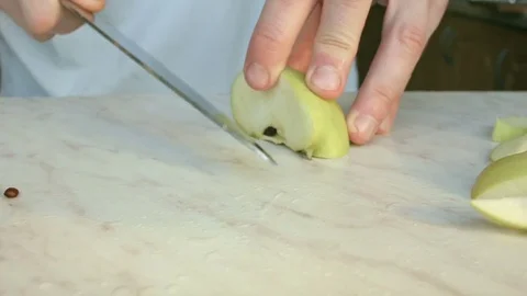 Chefs hands cutting a green fresh apple. 動画素材 80460042
