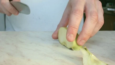 Chefs hands cutting a green fresh apple. 動画素材 80460062
