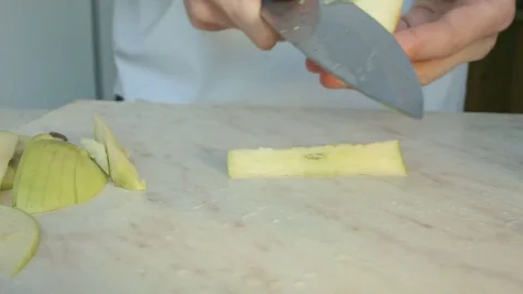 Chefs hands cutting a green fresh apple. 库存影片 80462481