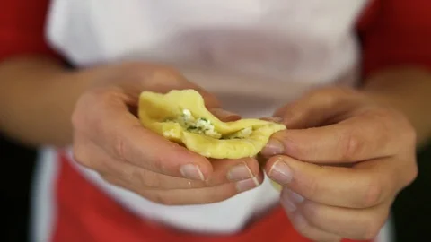 Chef's hands make dumplings from dough Vídeo Stock 123651016
