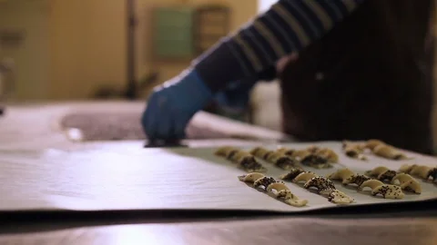 Chef's hands makes Spiral breadsticks with poppy seeds and sesame seeds Vidéo 106470729