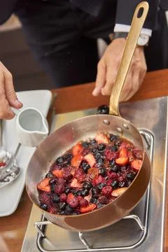 Chef’s Hands Preparing Berry Sauce Foto stock