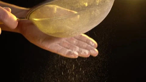 The Chef's Hands Sift the Flour Through a Sieve. 库存影片 148217140