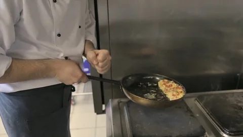 Chefs mix omelette with vegetables using a special technique Vídeo Stock 77480861